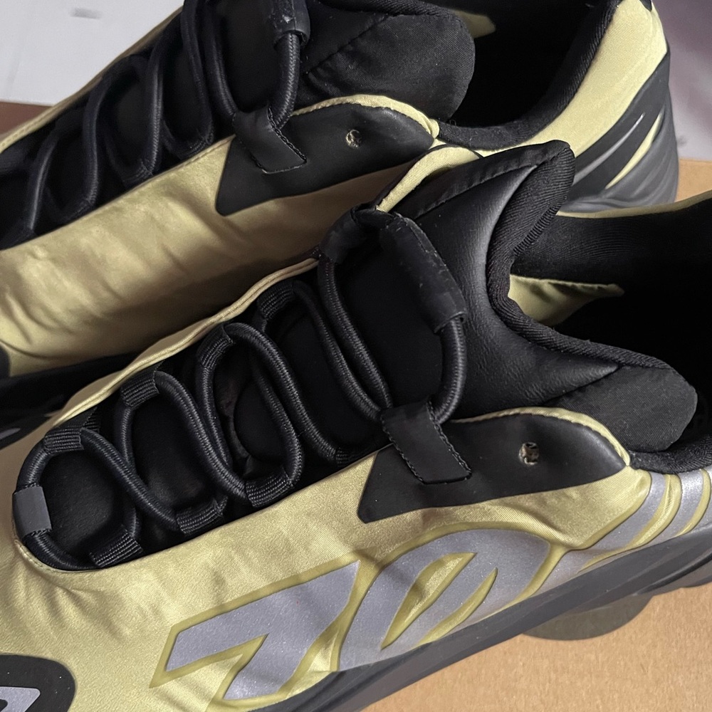 Yeezy boost 700 MNVN Resin